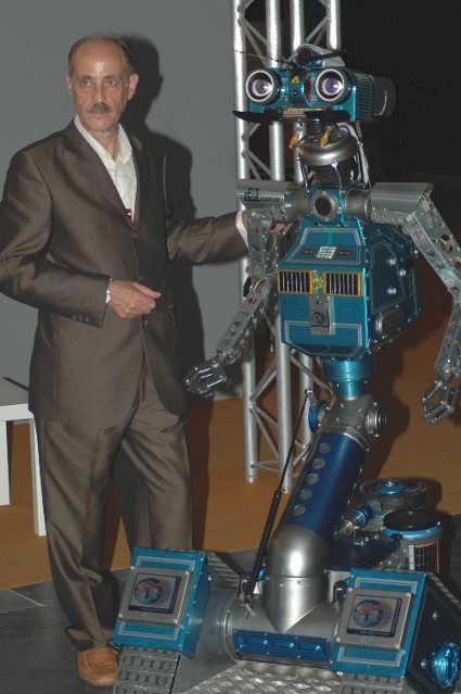 Jose Luis Martnez y el Robot SEGURITRON